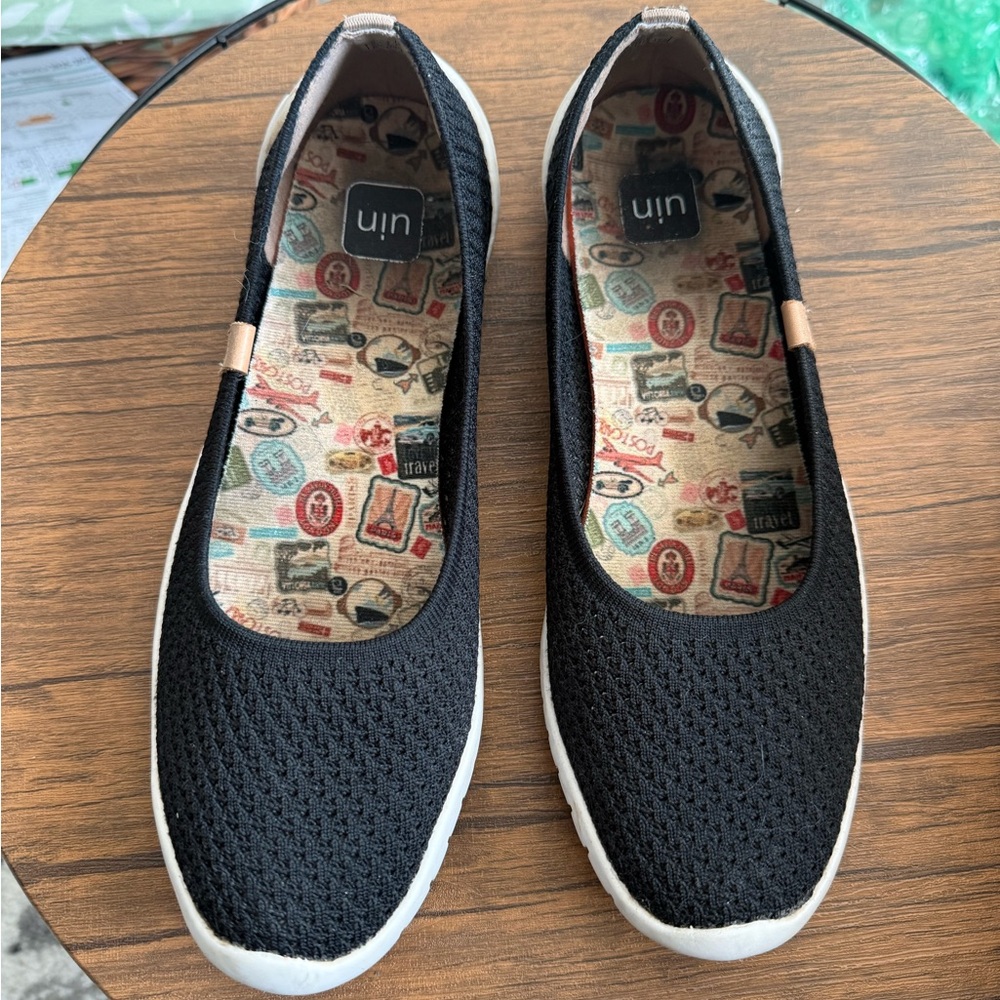 UIN Women's Black and White ballet flats